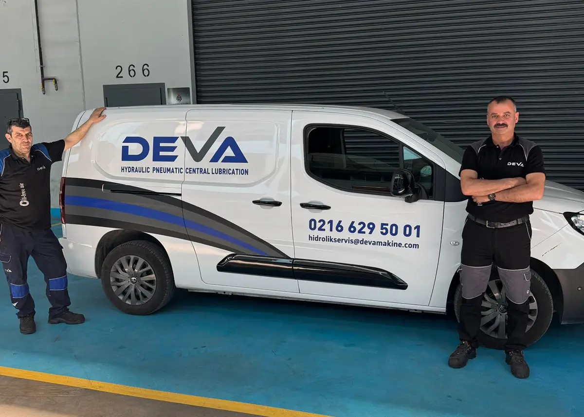Deva Hidrolik saha servis teknisyeninin bir endüstriyel makinenin hidrolik sistemini kontrol ederkenki anı.