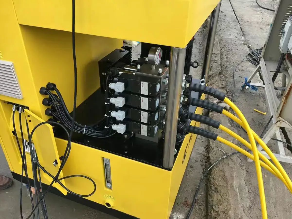 Bir operatörün dokunmatik bir HMI panel üzerinden makine ayarlarını yapması.