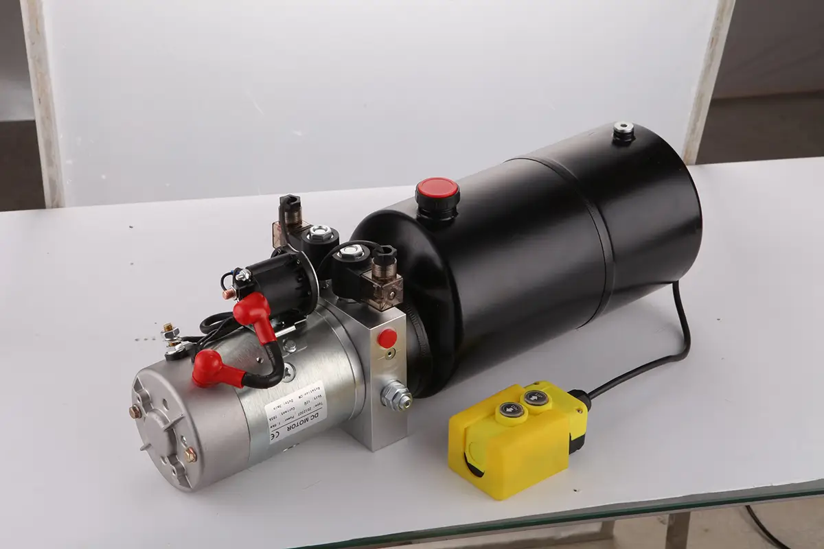 Bir kamyonetin lift mekanizmasına monte edilmiş 12V DC mini güç ünitesi.