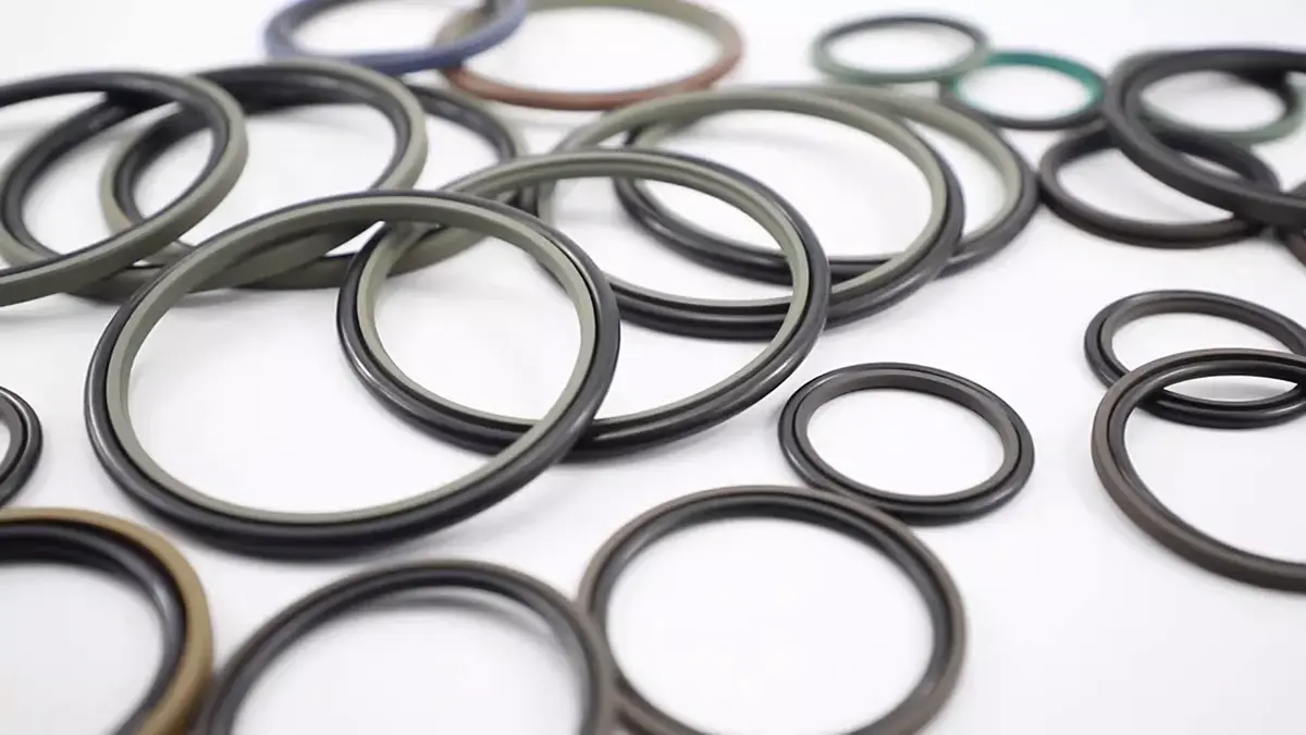 Bir metal kanal içine yerleştirilmiş O-ring ve yanında duran teflon destek halkası.